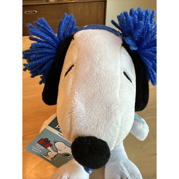 Snoopy Peanuts Christmas Musical Plush 2018 CVS Snoopy Plays Linus And Lucy - Picture 4 of 10